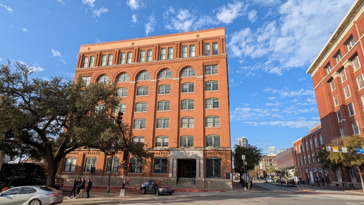 PXL_20251203_211533495